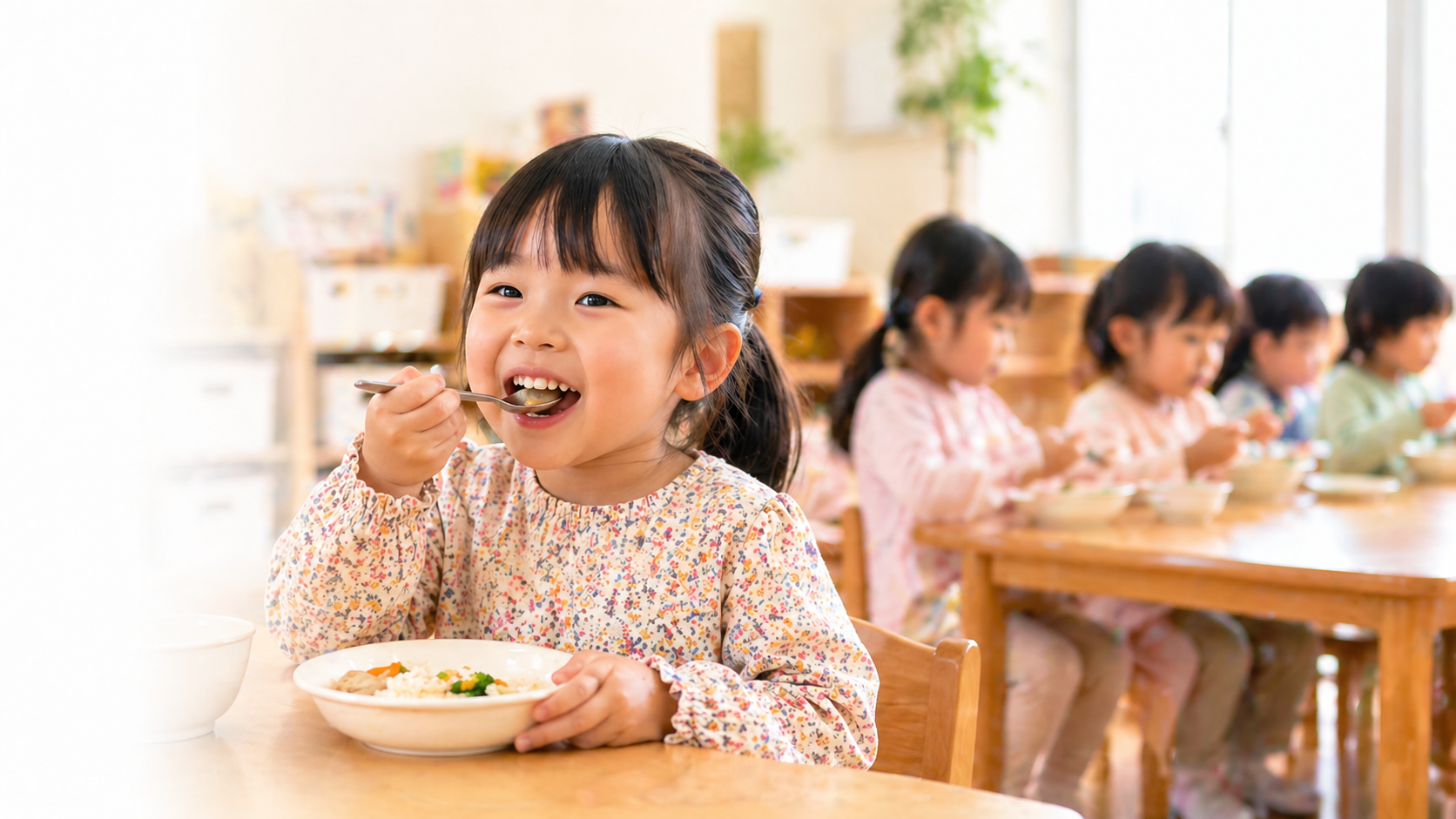 給食を笑顔で食べる子どもたち