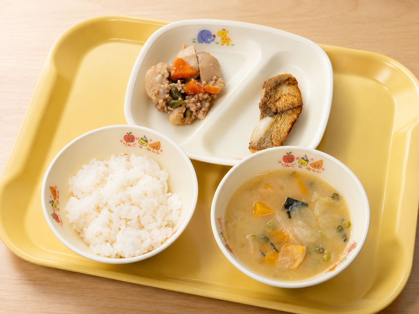 配膳給食の写真